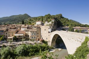 Provence - Drôme - Le pont roman de Nyons et la ville nommée le "petit Nice"