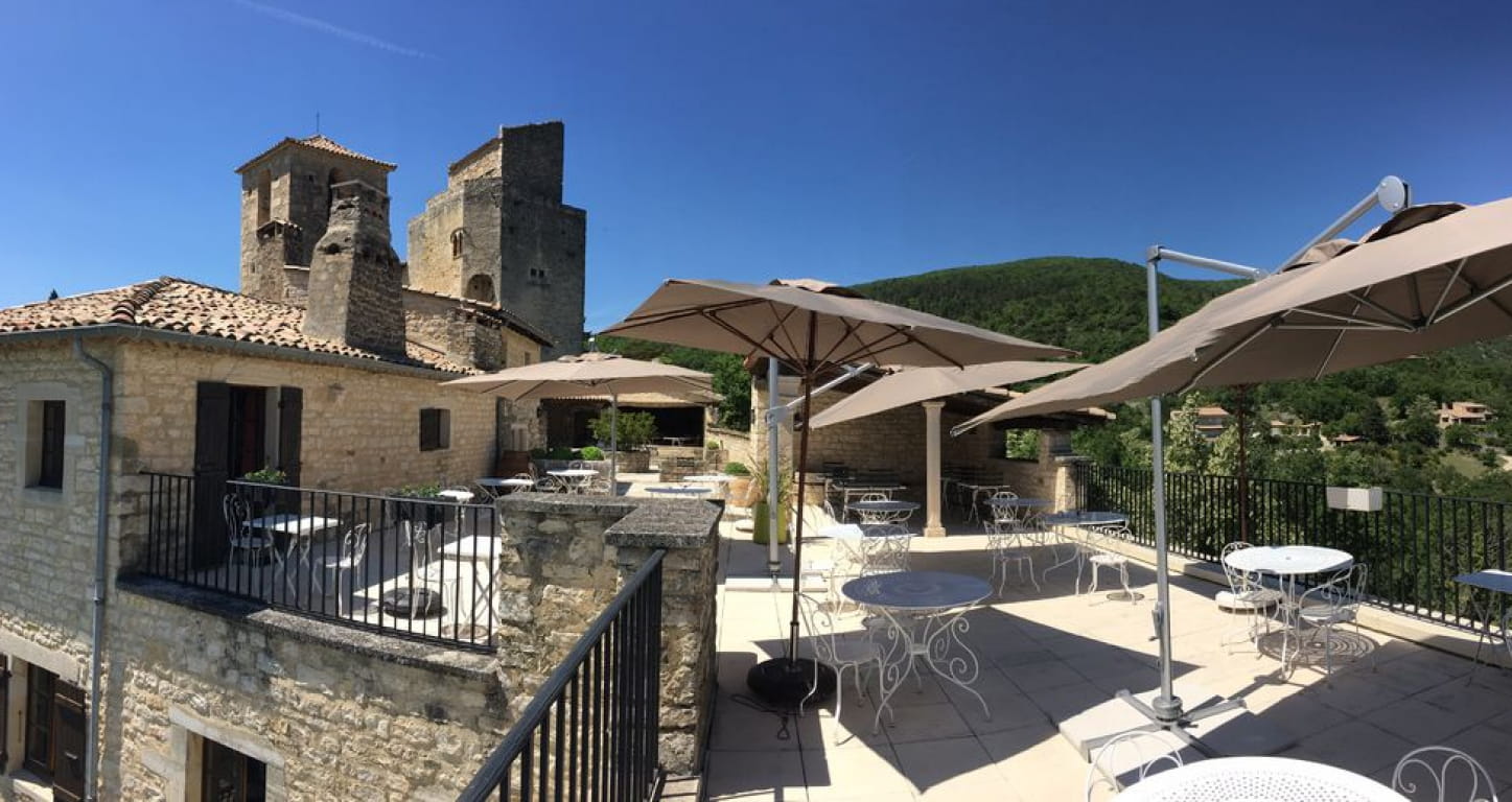 terrasse du restaurant les Hospitaliers au Poët Laval dans la Drôme